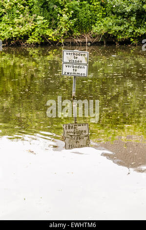 Melden Sie sich an einem See sagen "Verboden Te Vissen" und "Verboden Te Zwemmen" (Angeln und Baden verboten) Stockfoto