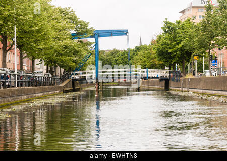 Freischwinger Brücke über einen Kanal in den Haag, Niederlande Stockfoto