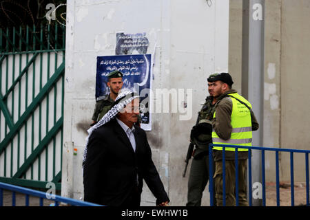 In der zweiten Woche Ramadan versammelten sich Tausende von Palästinensern aus dem besetzten Westjordanland am israelischen militärischen Checkpoint Betlehem im Morgengrauen, nach Jerusalem zu überqueren. Während des Ramadan hat die israelische Regierung versucht, die schwere Reisebeschränkungen auf muslimischen Palästinenser zu erleichtern, so dass sie möglicherweise in der Lage, nach Jerusalem zu reisen und beten in Al Aqsa Mosque, die drittheiligste Stätte des Islam. Allerdings sind aufgrund der jüngsten Gewalt in Jerusalem, bestimmte Einschränkungen geblieben, einschließlich die Löschung von Reisegenehmigungen für Bewohner des Gazastreifens in dieser Woche. (Foto von Anna Ferensowicz/Pacific Press) Stockfoto