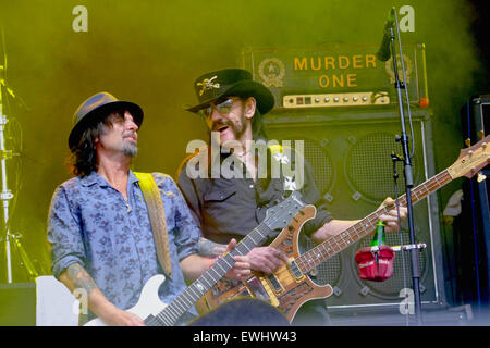 Glastonbury Festival, Somerset, UK. 26. Juni 2015. Motörhead spielen die Pyramide-Bühne. Lemmy und dem Rest der legendären Band jetzt im 40. Lebensjahr sind noch eines der bekanntesten Metal-Bands auf dem Planeten. Bildnachweis: Tom Corban/Alamy Live-Nachrichten Stockfoto