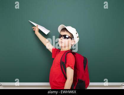 Junge in der Nähe der Schule-Brett Stockfoto