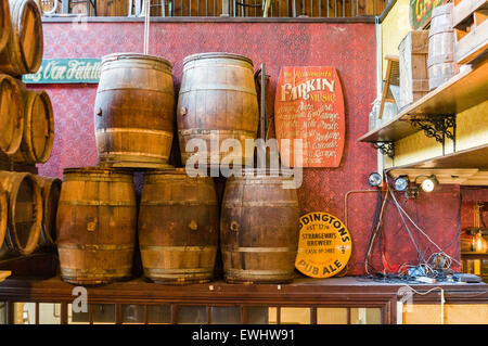 Fässer in einem irischen Themen Pub in den Niederlanden Stockfoto