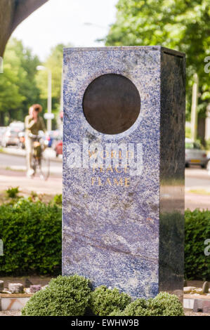 Welt Frieden Flamme außerhalb der Friedenspalast, den Haag, Niederlande Stockfoto