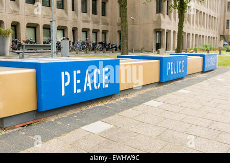 Zeichen außerhalb der Polizeistation in Den Haag "Frieden, Polizei, Justiz' Stockfoto