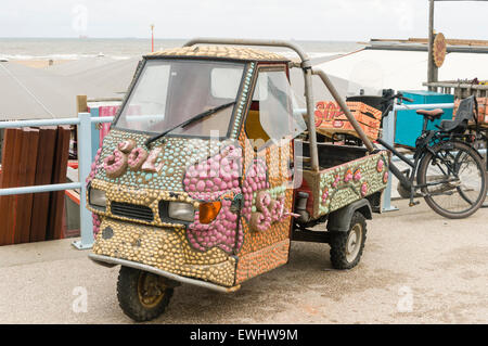 Piaggio Ape ApeCar LS dreirädrige Lieferwagen mit Bier Marken eingerichtet Stockfoto