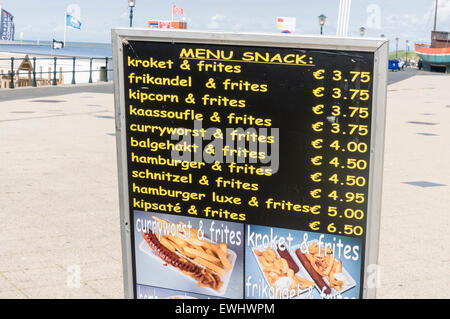 Snack-Menü auf Scheveningen Promenade. Stockfoto