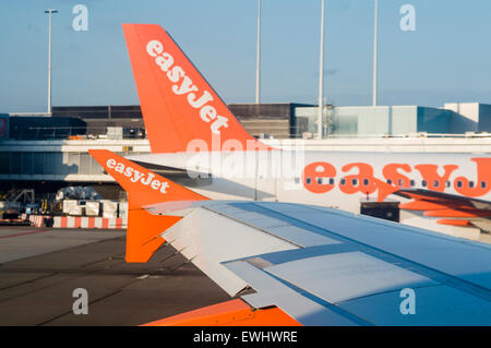 EasyJet-Flugzeuge auf dem Vorfeld eines Flughafens sitzen Stockfoto