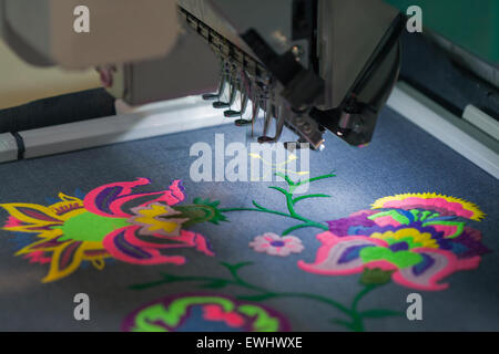 Profi-Maschine für die Anwendung von Stickerei auf verschiedenen Geweben closeup Stockfoto