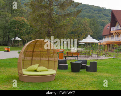 Eine halbe Runde moderne Möbel Rattan Wicker Sofa im Garten Stockfoto