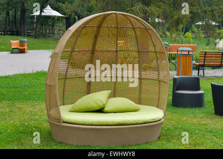 Eine halbe Runde moderne Möbel Rattan Wicker Sofa im Garten Stockfoto