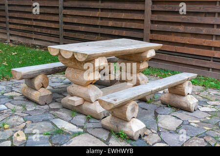 hergestellt aus hölzernen Maschinenbordbüchern Tisch und Bänke im freien closeup Stockfoto