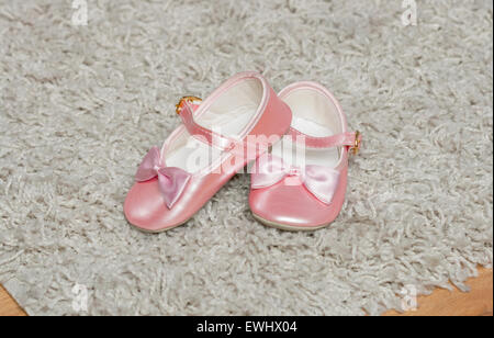 Rosa Baby Babyschuhe Makro auf weißen Decke Stockfoto