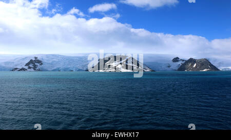 Eine Landschaft-Schuss von Schnee bedeckt Berge in der Antarktis Stockfoto