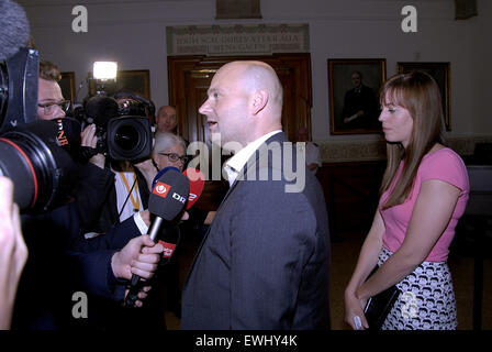 Kopenhagen, Dänemark. 26. Juni 2015. Soren Pepe Poulsen und Delegation im Gespräch mit Medien vor dem Schlafengehen in Treffen mit Lars Løkke Rasmussen Form neue Regierung Schloss Christiansborg Freitagabend Credit: Francis Dean/Alamy Live News Stockfoto