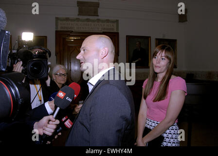 Kopenhagen, Dänemark. 26. Juni 2015. Soren Pepe Poulsen und Delegation im Gespräch mit Medien vor dem Schlafengehen in Treffen mit Lars Løkke Rasmussen Form neue Regierung Schloss Christiansborg Freitagabend Credit: Francis Dean/Alamy Live News Stockfoto