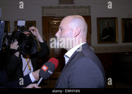 Kopenhagen, Dänemark. 26. Juni 2015. Soren Pepe Poulsen und Delegation im Gespräch mit Medien vor dem Schlafengehen in Treffen mit Lars Løkke Rasmussen Form neue Regierung Schloss Christiansborg Freitagabend Credit: Francis Dean/Alamy Live News Stockfoto