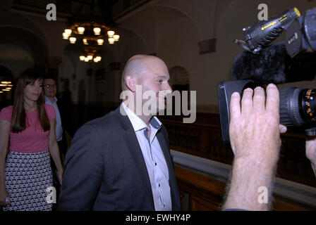 Kopenhagen, Dänemark. 26. Juni 2015. Soren Pepe Poulsen und Delegation im Gespräch mit Medien vor dem Schlafengehen in Treffen mit Lars Løkke Rasmussen Form neue Regierung Schloss Christiansborg Freitagabend Credit: Francis Dean/Alamy Live News Stockfoto