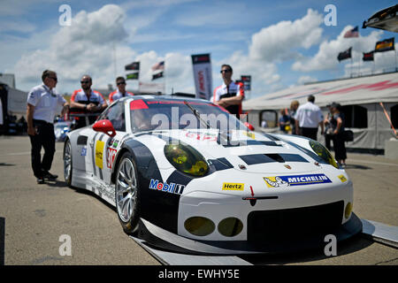 Watkins Glen, New York, USA. 14. März 2015. Watkins Glen, New York - 26. Juni 2015: The Porsche Nordamerika Porshce wartet auf Inspektion für die Sahlens sechs Stunden of The Glen für die TUDOR-Meisterschaft in Watkins Glen International in Watkins Glen, NY. © Csm/Alamy Live-Nachrichten Stockfoto