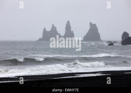 Nebel in Rollen auf schwarzen Sand Vik Strand und Vik ich Myrdal Island Stockfoto