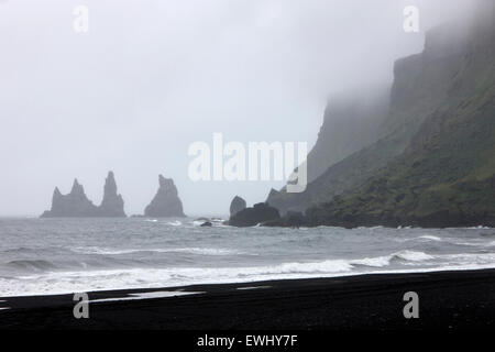 Nebel in Rollen auf schwarzen Sand Vik Strand und Vik ich Myrdal Island Stockfoto