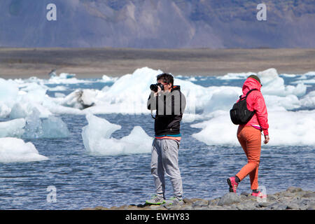 Touristen-paar an die Gletscherlagune Jökulsárlón Island Stockfoto