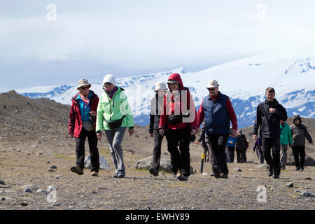 mittleren Alter Touristen zu Fuß Gruppe in der Gletscherlagune Jökulsárlón Island Stockfoto