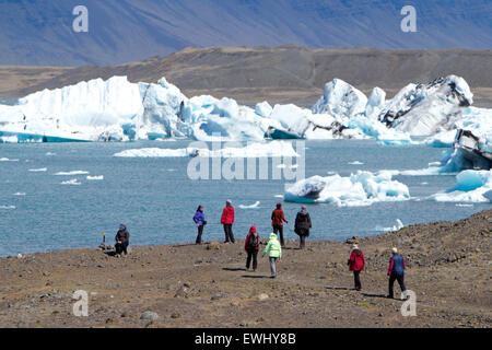 mittleren Alter Touristen zu Fuß Gruppe in der Gletscherlagune Jökulsárlón Island Stockfoto