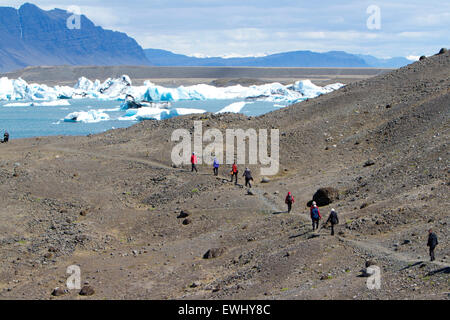 mittleren Alter Touristen zu Fuß bezeichneten Weg in der Gletscherlagune Jökulsárlón Island Stockfoto