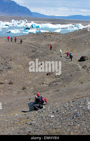 mittleren Alter Touristen zu Fuß Gruppe in der Gletscherlagune Jökulsárlón Island Stockfoto