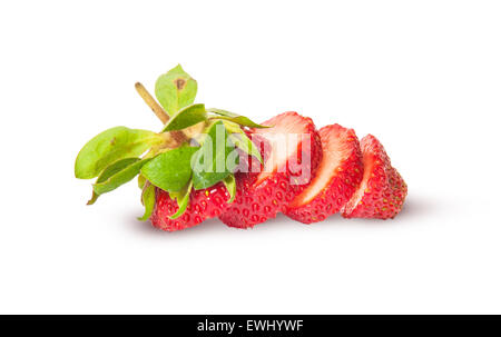In Scheiben geschnittenen frischen saftigen Erdbeeren isoliert auf weißem Hintergrund Stockfoto