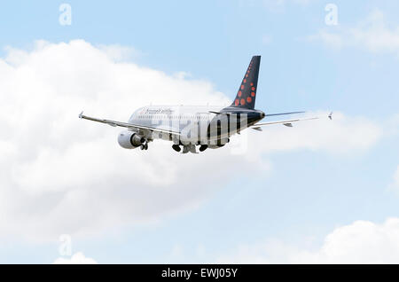 Flugzeug - Airbus A319 - 112 - der - Brussels Airlines - Airline, ist vom Flughafen Madrid-Barajas - Adolfo Suarez - ausziehen. Stockfoto