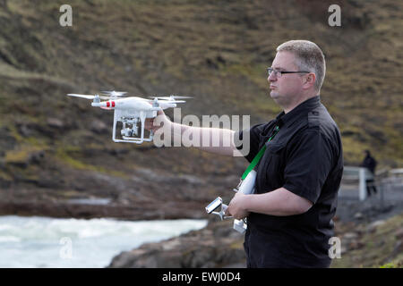 Mann hält Dji phantom remote Drohne Kamera fliegen in Island Stockfoto
