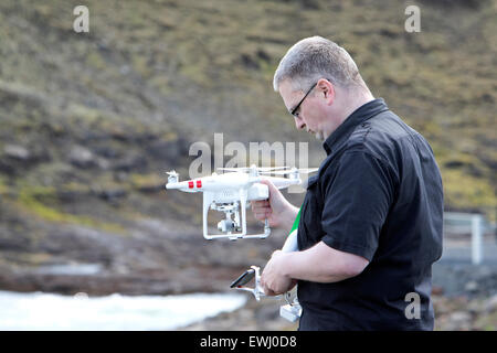 Mann hält Dji phantom remote Drohne Kamera fliegen in Island Stockfoto