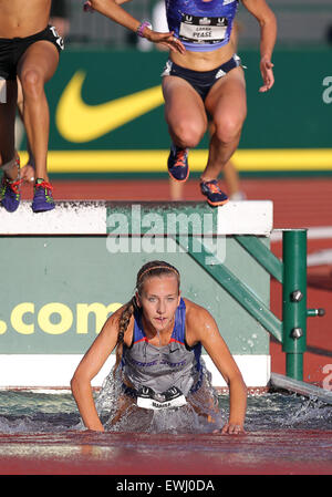 25. Juni 2015: Marisa Howard von Boise State fällt in die Grube Wasser auf die Frauen 3000 m Hindernis und soll Sarah Pease und Carmen Graves bei den 2015 USATF & Leichtathletik-Meisterschaften im historischen Hayward Field, Eugene, OR überfahren werden. Larry C. Lawson/CalSportMedia Stockfoto