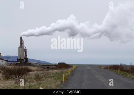 kleine ländliche Gemeinde Erdwärmeanlage Dampf weht über ländliche Kies Straße Süden Islands Stockfoto