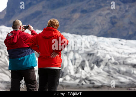 Senior Tourist paar am Gletscher Vatnajökull-Nationalpark Skaftafell in Island Stockfoto