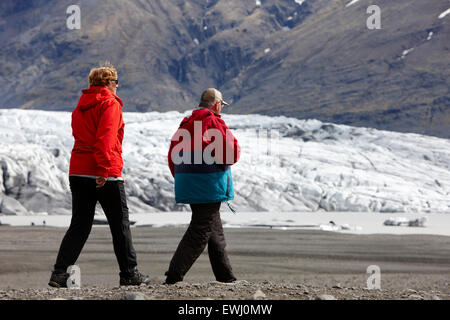 Senior Tourist paar am Gletscher Vatnajökull-Nationalpark Skaftafell in Island Stockfoto