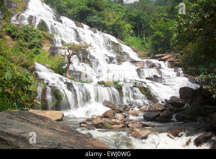 Mae Ya Doi Inthanon wilde Natur Wasserstein. Stockfoto