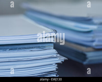 Rechnungswesen und steuern. Große Haufen von Zeitschrift und Bücher closeup Stockfoto