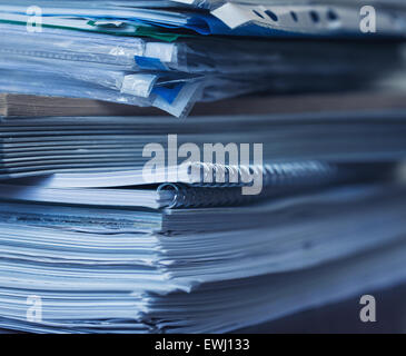 Rechnungswesen und steuern. Große Haufen von Zeitschrift und Bücher closeup Stockfoto