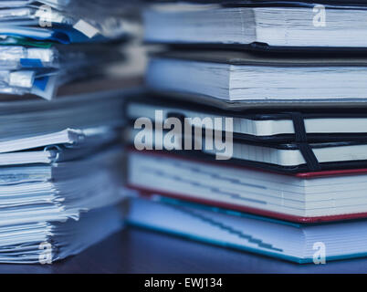 Rechnungswesen und steuern. Große Haufen von Zeitschrift und Bücher closeup Stockfoto