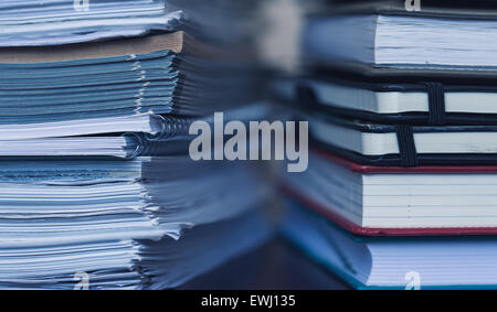 Rechnungswesen und steuern. Große Haufen von Zeitschrift und Bücher closeup Stockfoto