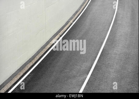 Industrielle Schuss mit einer neuen Asphalt zweispurige Straße, die aus einem tunnel Stockfoto