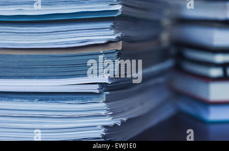 Rechnungswesen und steuern. Große Haufen von Zeitschrift und Bücher closeup Stockfoto