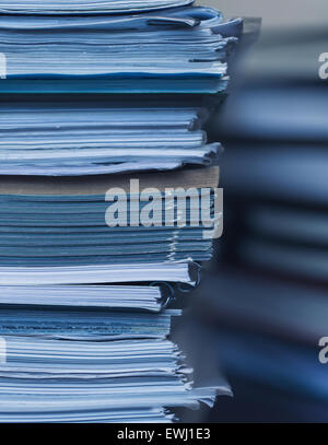 Rechnungswesen und steuern. Große Haufen von Zeitschrift und Bücher closeup Stockfoto