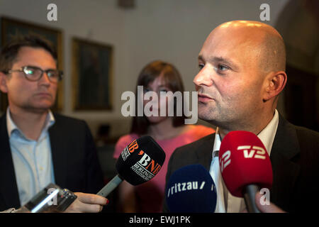 Kopenhagen, Dänemark, 26. Juni 2015: Dänische konservative Führer, Soeren Papa Poulsen, spricht vor der Presse in Christiansborg nach diesem Abend treffen mit den anderen Mitte-Rechts Parteien in Orrder zur Bildung einer Koalitionsregierung Kredit suchen: OJPHOTOS/Alamy Live News Stockfoto