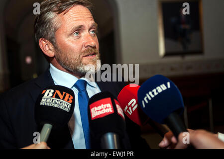 Kopenhagen, Dänemark, 26. Juni 2015: Führer der dänischen die liberale Allianz Anders Samuelsen, spricht vor der Presse in Christiansborg nach diesem Abend treffen mit den anderen Mitte-Rechts Parteien in Orrder zur Bildung einer Koalitionsregierung Kredit suchen: OJPHOTOS/Alamy Live News Stockfoto