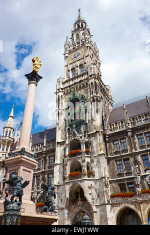 Neues Rathaus, neues Rathaus und die goldene Statue der Jungfrau Maria Marienplatz Haupt-Platz München Bayern Deutschland Stockfoto