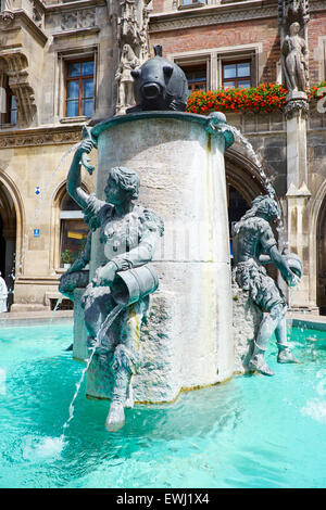 Fischbrunnen oder Fisch Brunnen außerhalb Neues Rathaus, Neustadt Halle Marienplatz Haupt Platz München Bayern Deutschland Stockfoto