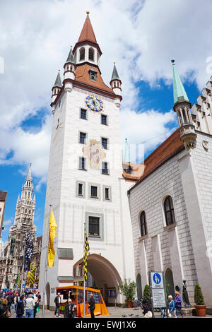 Turm des Altstädter Rathauses Viktualienmarkt München Bayern Deutschland Stockfoto